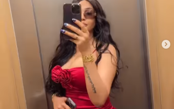 Adja Diallo fatale en robe rouge