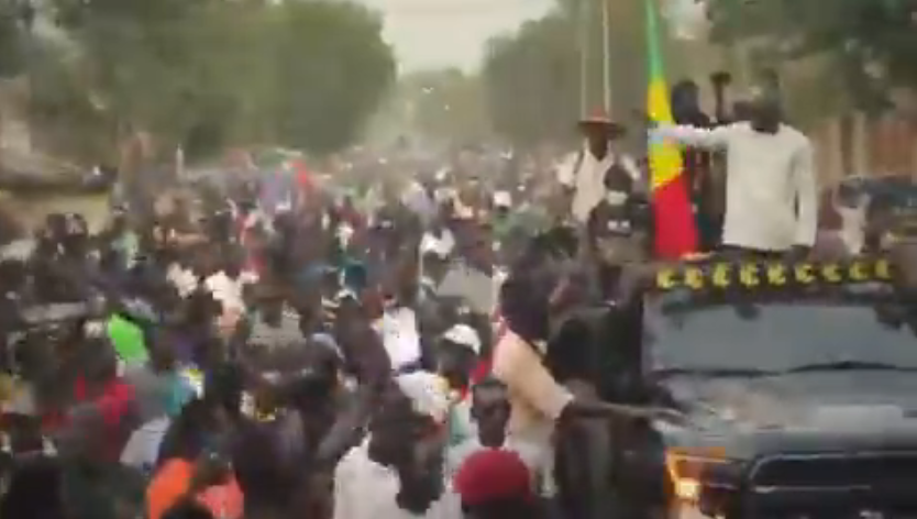 Campagne électorale : Ousmane Sonko draine une foule immense à Tivaoune (vidéo)