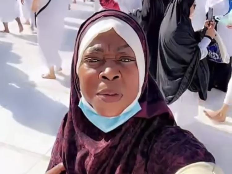Oumra: Aby Ndour à la Mecque  (vidéo)