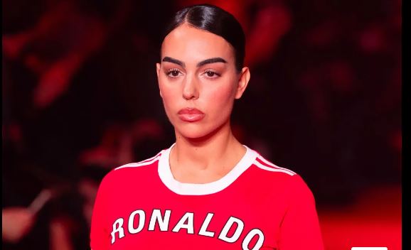 Georgina dans une élégante robe rouge, arborant fièrement « RONALDO » et le numéro 7 floqués…(photos)