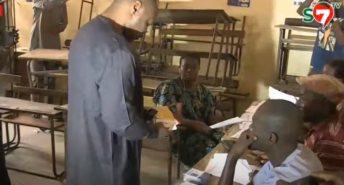 (Vidéo) – Vote à Ziguinchor : Guy Marius Sagna zappe le bulletin de Amadou Ba et…