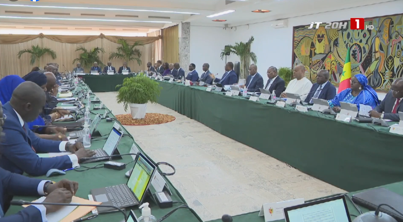 Regardez le dernier communiqué du conseil des ministre avec Macky Sall. Adieux émouvants