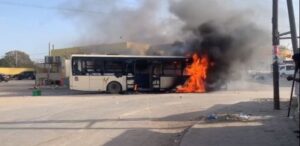 Affrontements violents à Pikine entre la police et des manifestants, un bus incendié (Senego Tv)