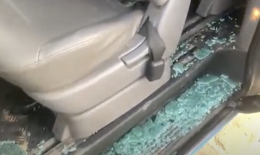 Manifestation de Fippu : La voiture de Dakaractu attaquée et saccagée par la foule (Vidéo)