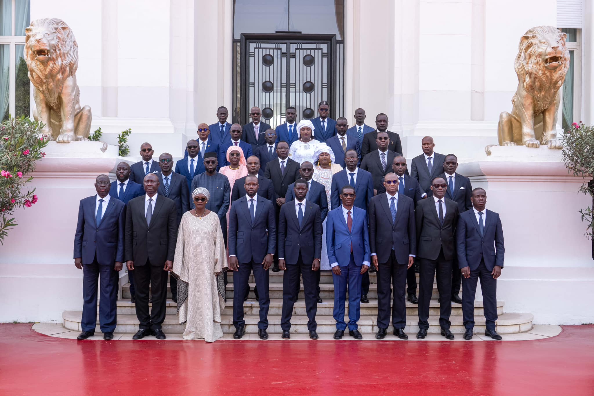 La photo officielle du gouvernement sur le perron du palais de la République