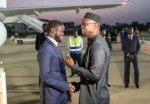 Visite en Mauritanie: Bassirou Diomaye Faye accueilli par Ousmane Sonko et les autorités à son arrivée à Dakar