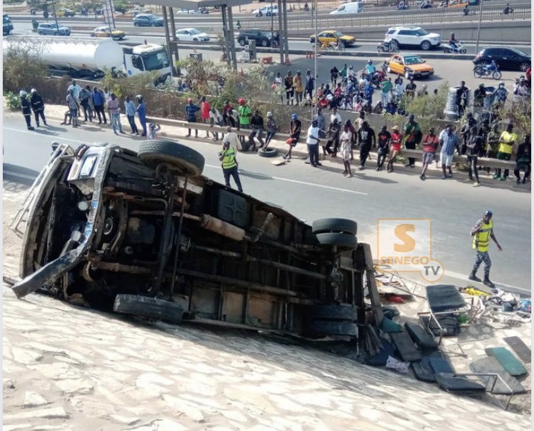 Accident près de l’autoroute Pikine: Un car « Ndiaga Ndiaye » se renverse, plusieurs blessés …(Photos + Vidéo)
