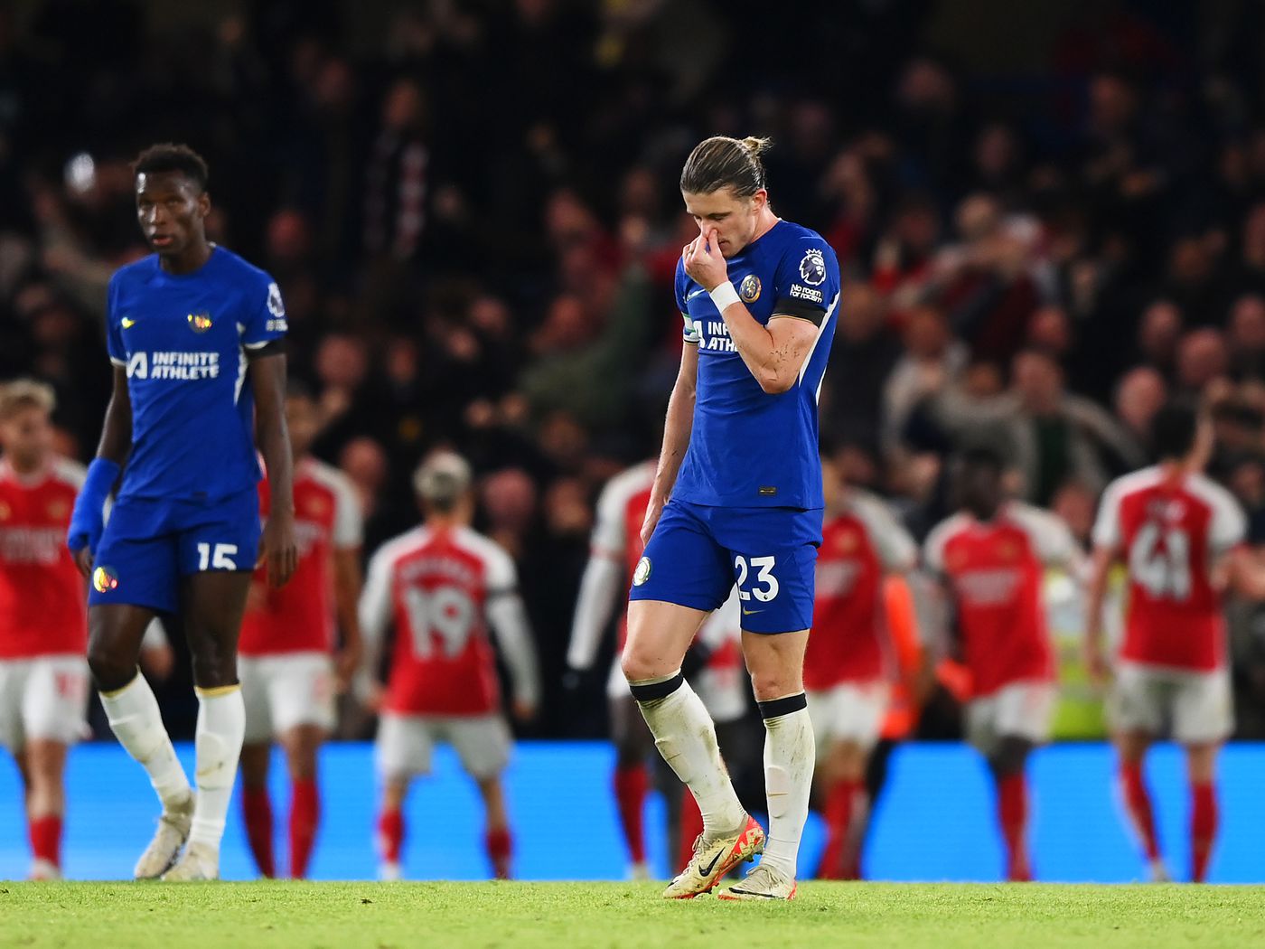 Arsenal écrase Chelsea 5-0 et accentue la pression sur Liverpool et Manchester City
