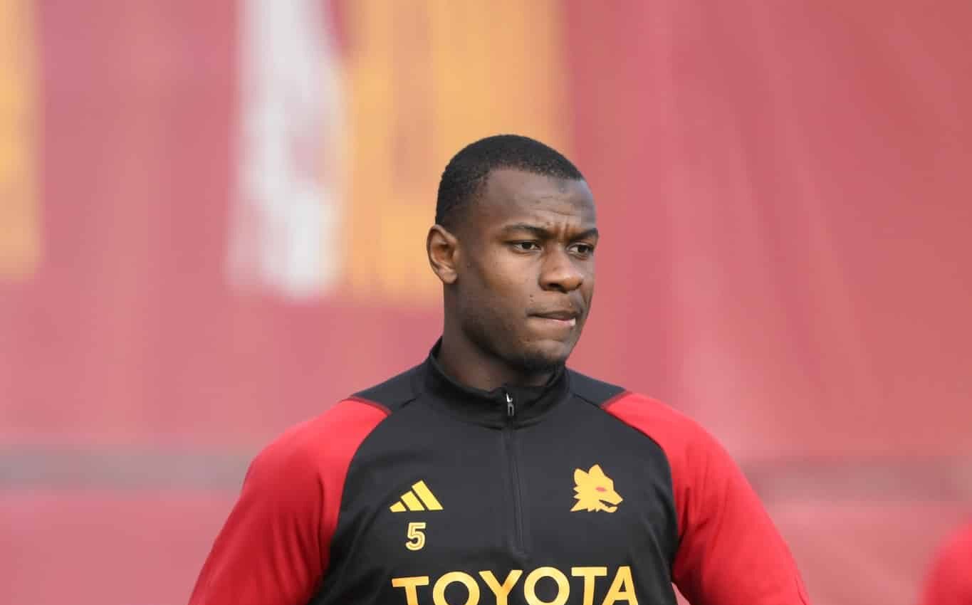 Evan Ndicka, de retour à l’Olimpico après son malaise, célèbre la victoire de la Roma