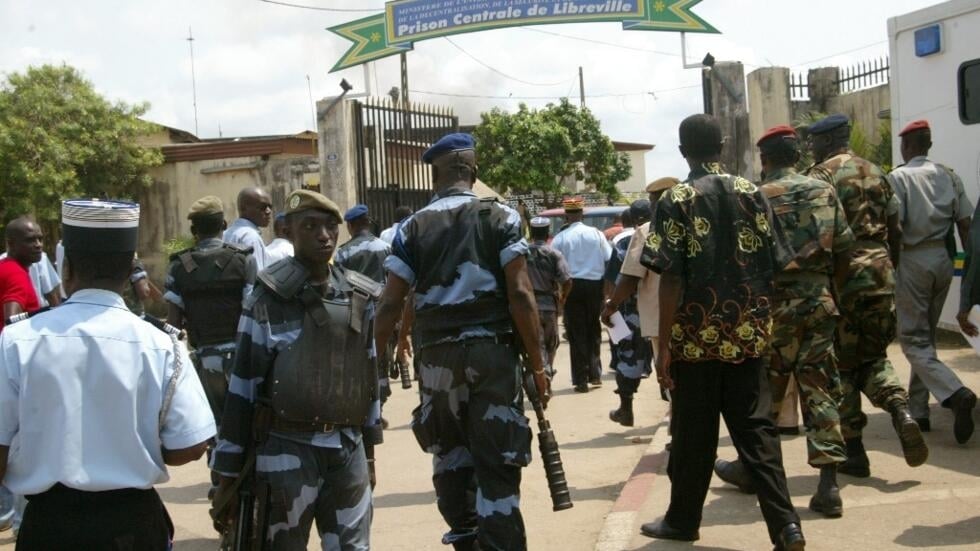 Gabon: Séquestration et mauvais traitements infligés à d’anciens responsables politiques après le coup d’État du 30 août 2023