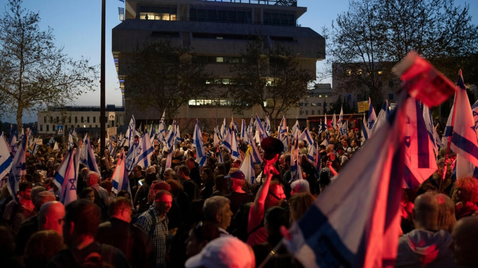 Israël mobilisé : 100 000 personnes devant le Parlement réclament des élections