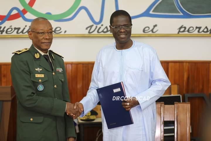 Photo: Convention clé entre l’UCAD et l’Institut de Défense du Sénégal