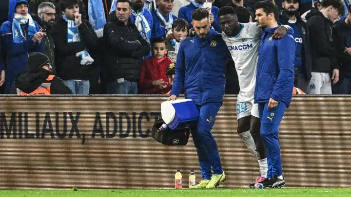 Soulagement pour l’OM: Mbemba moins blessé que prévu après le choc PSG