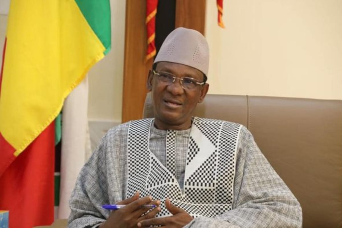 Tensions au Mali: suspension des partis politiques et réactions internationales