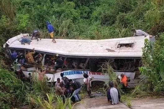 Tragédie routière à Tékoulo : 15 morts dans un accident de bus, excès de vitesse en cause