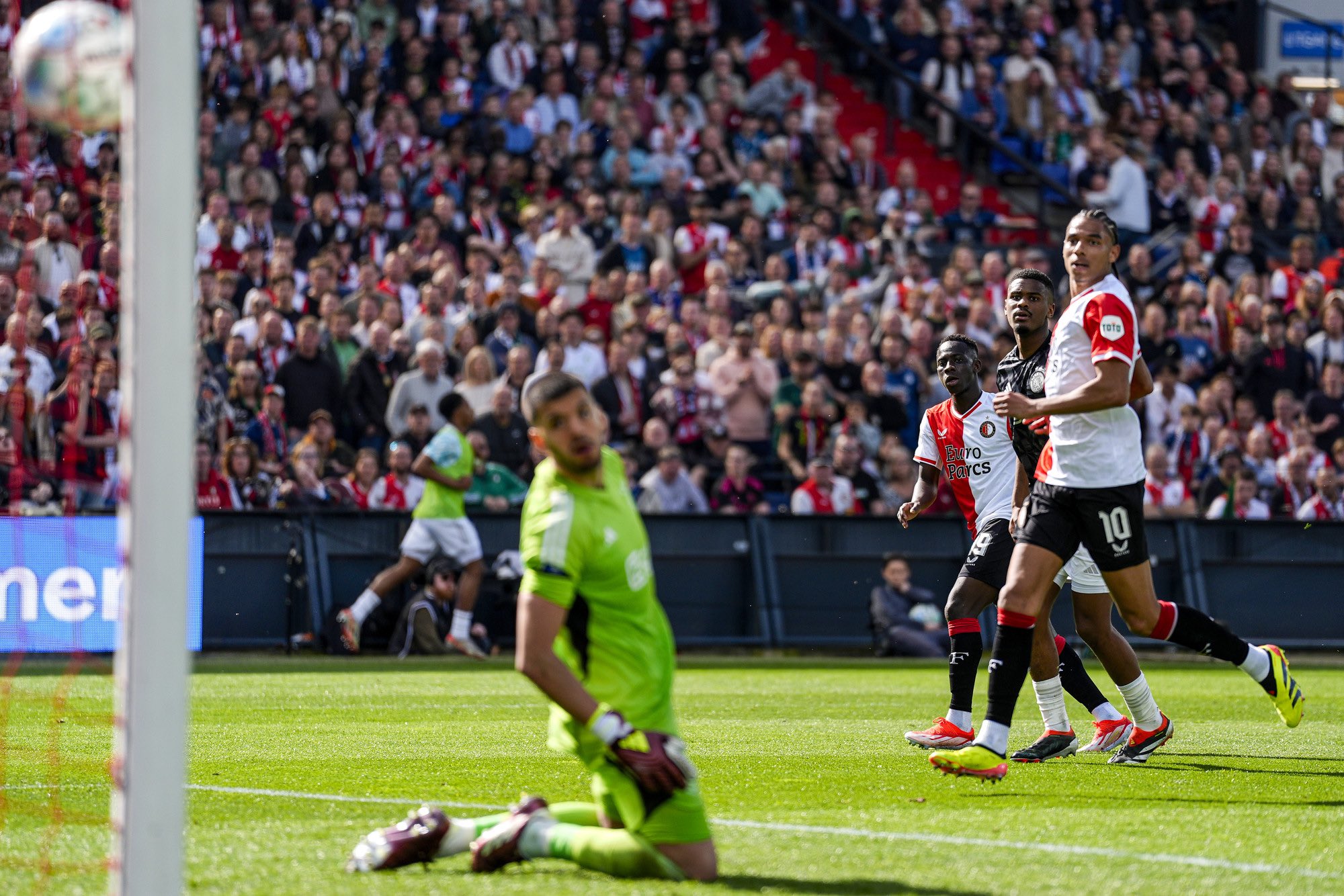 Victoire écrasante de Feyenoord sur Ajax avec un doublé du Sénégalais Yankuba Minteh