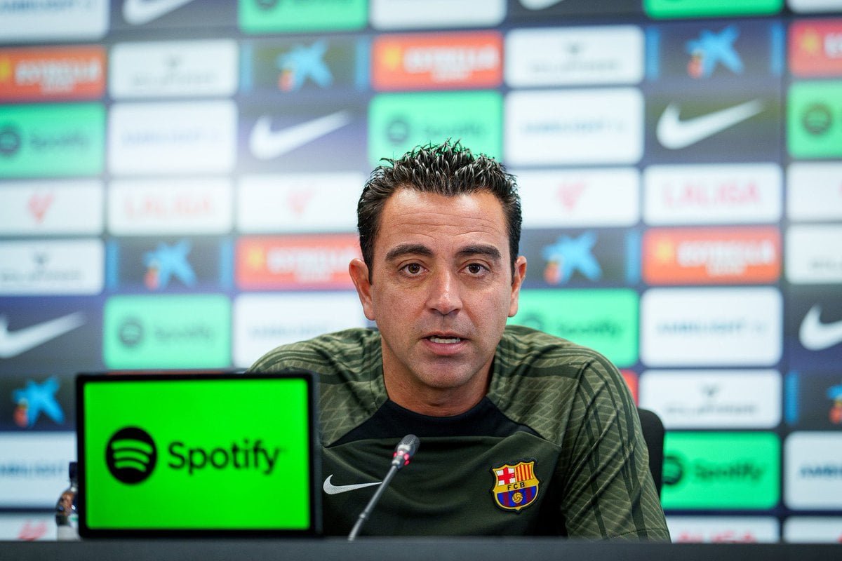 Xavi envisagerait de rester au FC Barcelone malgré les défis récents, selon les médias catalans