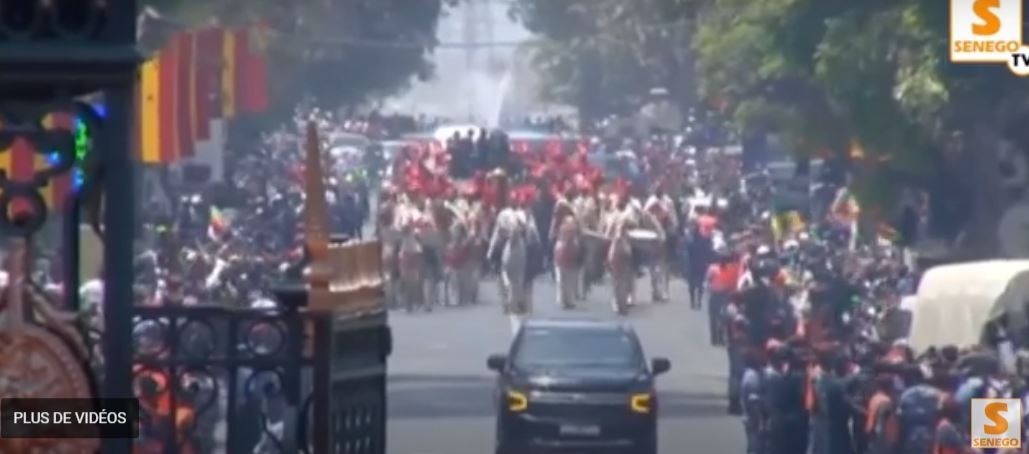 (Senego TV) Regardez l’arrivée spectaculaire du président Bassirou Diomaye Faye au palais de la république !