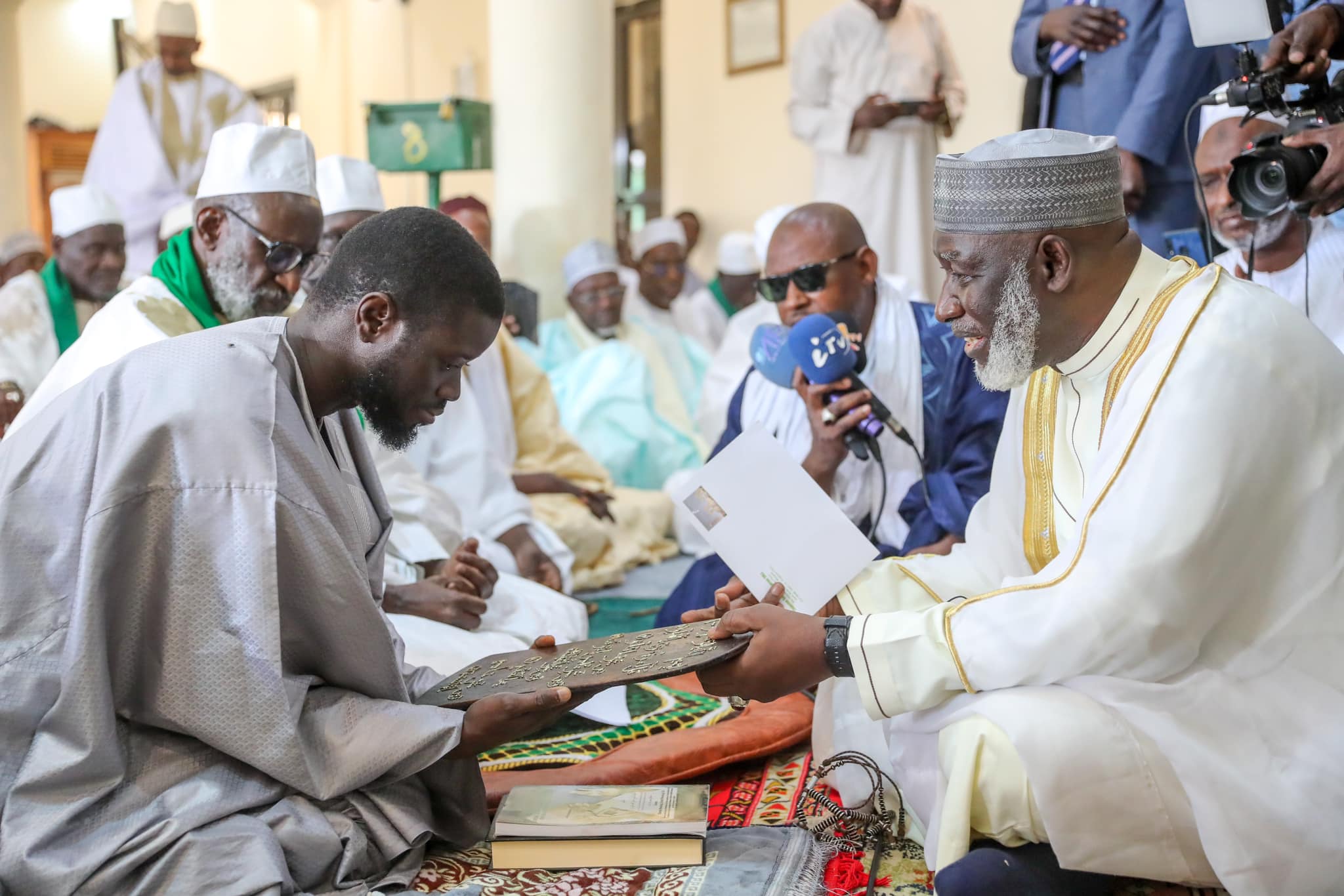 Revivez en 8 images la visite de Diomaye Faye avec sa forte délégation à la Grande Mosquée Omarienne