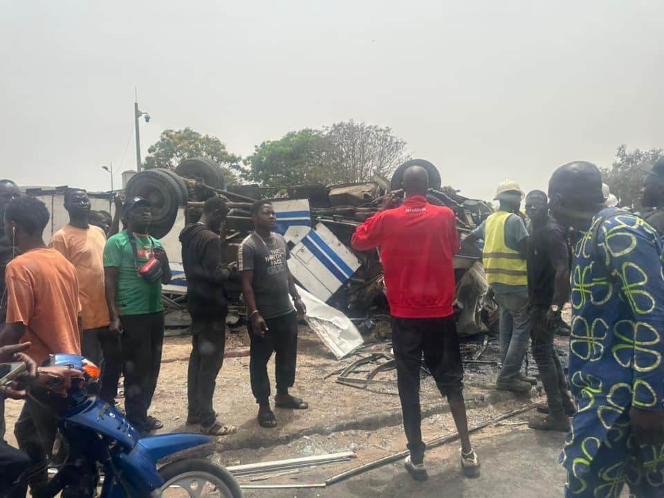 (Vidéo) Carrefour EMG: Un bus « TATA » se renverse et fait 1 mort et 10 blessés graves