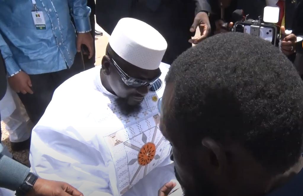 (Vidéo) Guinée: Le Président Doumbouya retrouve une vielle connaissance à Dakar. Sa réaction va vous surprendre