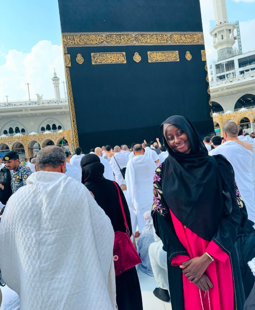 Daba Ndiaye pose fièrement devant la Kaaba(Photos)