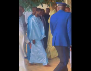 Touba: Le président Diomaye Faye enlève ses chaussures chez le khalife (Vidéo)