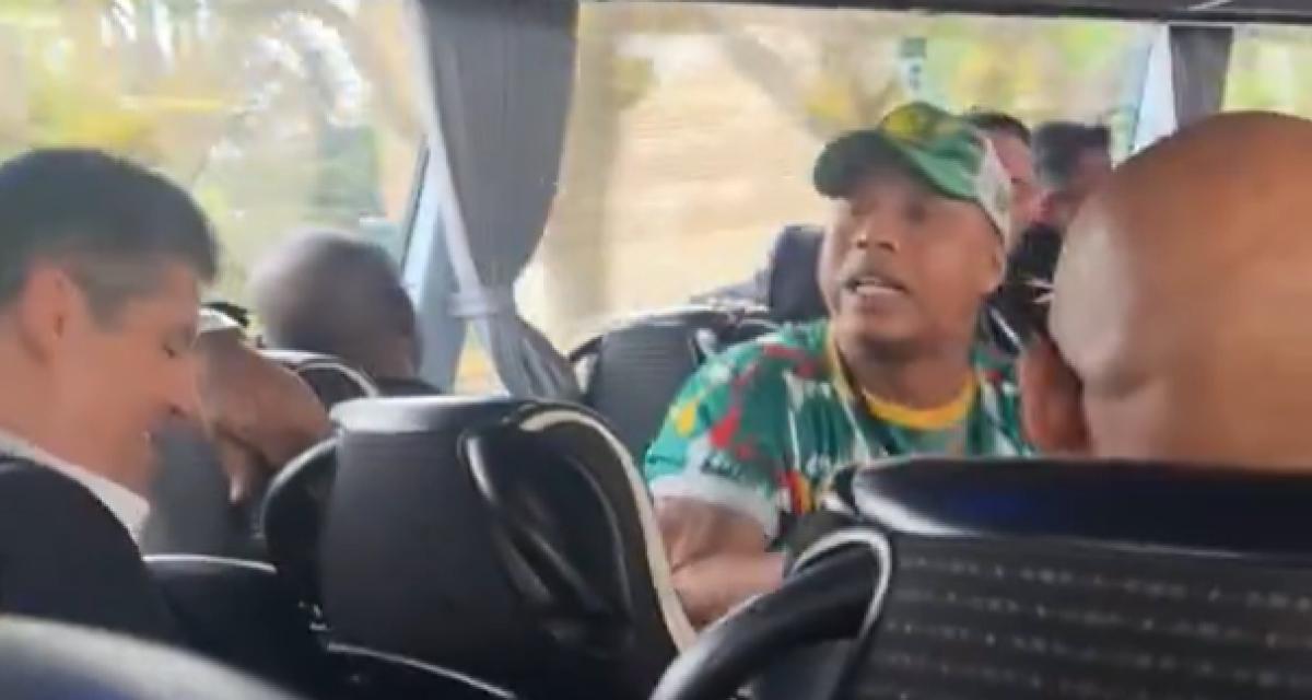 El Hadji Diouf pose une question à Laurent Blanc, provoquant un rire général dans le bus (vidéo)