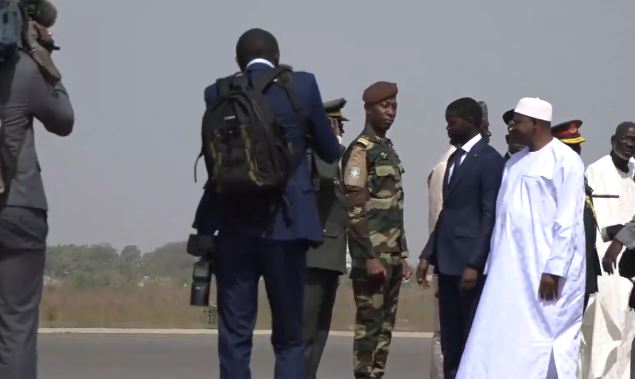 Gambie : Arrivée du Président Diomaye Faye, accueilli par Adama Barrow (vidéo)