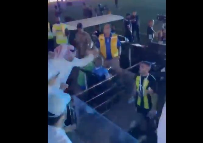 Supercoupe – Arabie Saoudite: Un supporter assène 02 coups de fouet à ce joueur après la défaite de son équipe