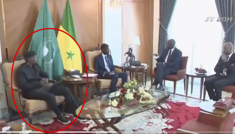 Le président Diomaye, déjà au travail, reçoit des officiels en présence d’Ousmane Sonko (vidéo + photos).