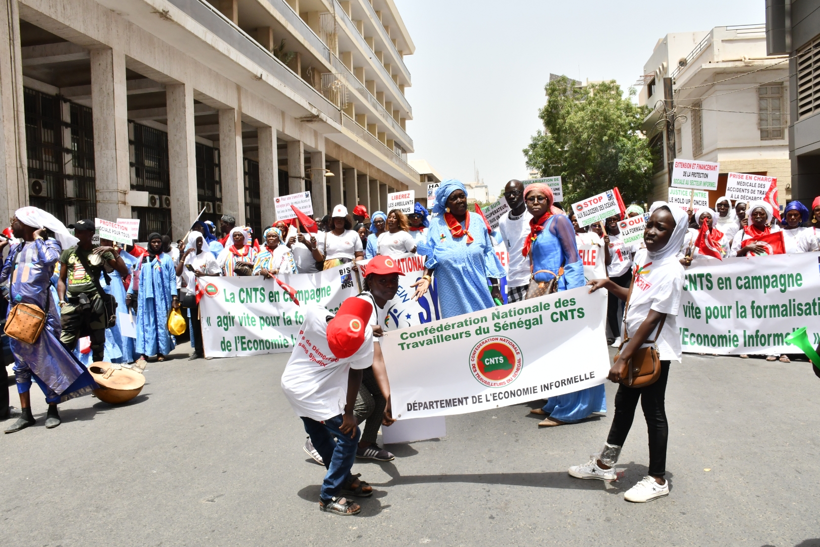 (2) Photos – Fête du Travail au Sénégal: Forte mobilisation lors du défilé syndical à Dakar, 1er mai 2024