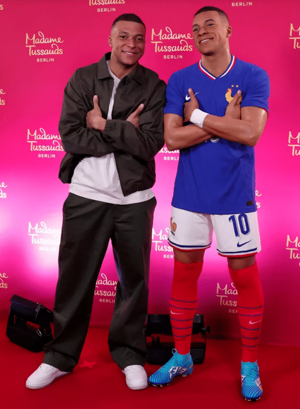 (2) Photos - France: Kylian Mbappé dévoile sa statue de cire à Paris, pour installation à Berlin