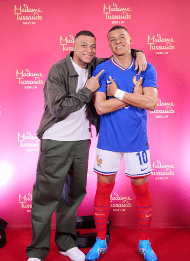 (2) Photos - France: Kylian Mbappé dévoile sa statue de cire à Paris, pour installation à Berlin