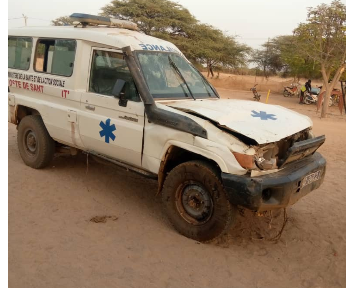 (2) Photos – Populations de Ngnith Appellent à l’Aide Après la Perte de leur Ambulance