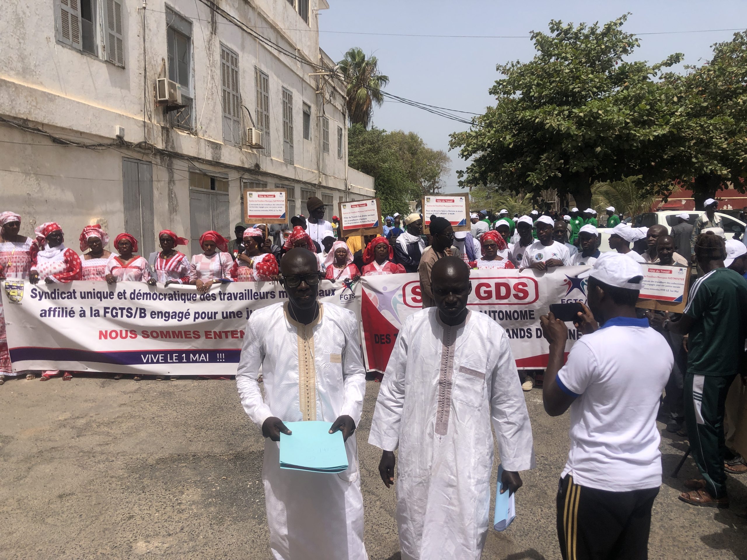 (3) Photos – Fête du Travail à Saint-Louis : Les travailleurs exposent leurs doléances aux autorités