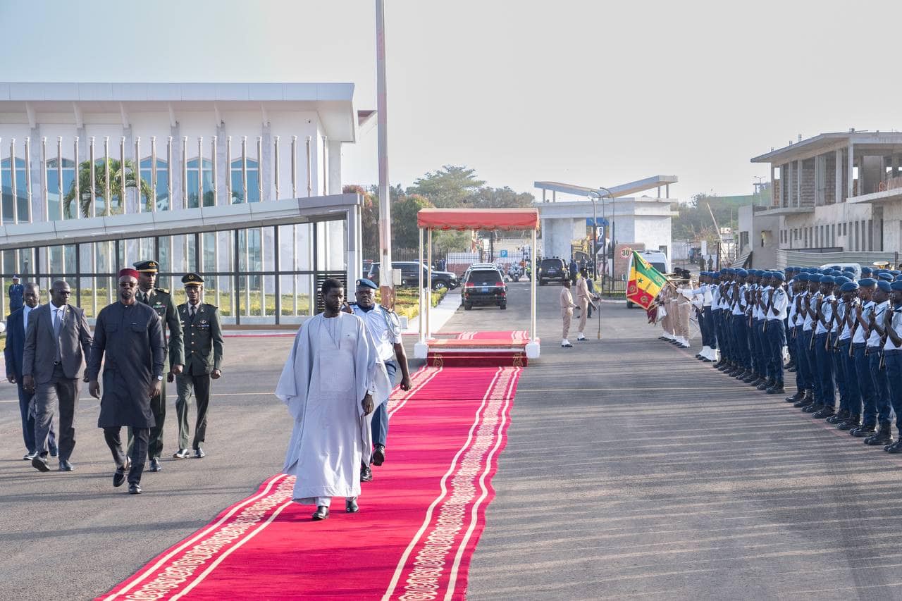 Le président Diomaye Faye reprend les airs pour Banjul