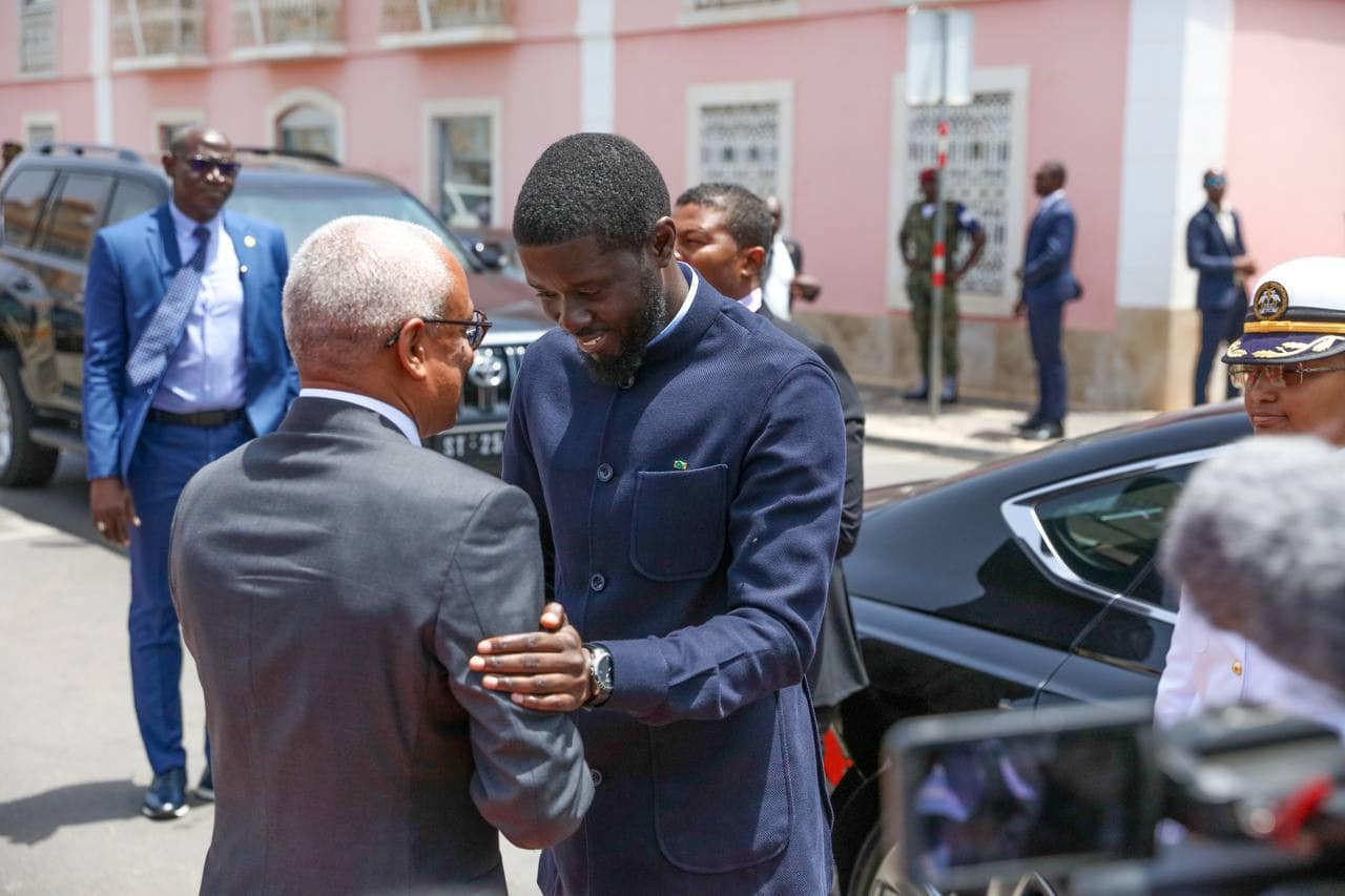 Découvrez les images de l’arrivée du président Bassirou Diomaye Faye à Praia, au Cabo Verde