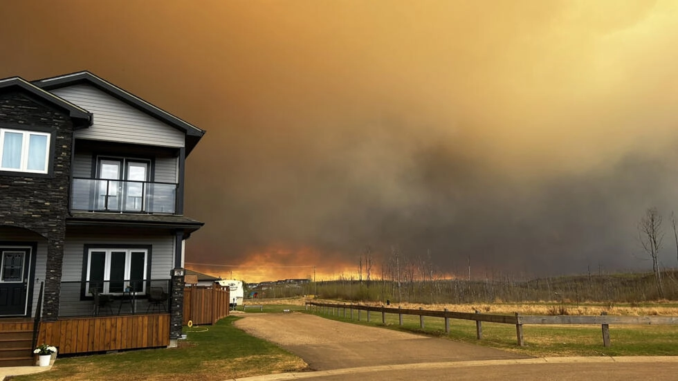 Fort McMurray menacée par un incendie gigantesque, évacuation de 6.000 habitants en Alberta