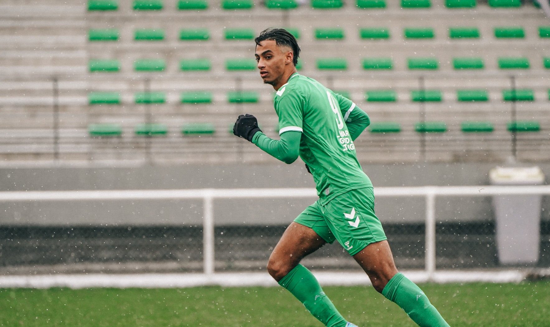 Jibril Othman signe son premier contrat pro à l’AS Saint-Etienne, engagement jusqu’en 2027