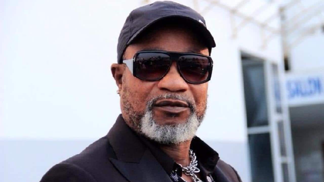 Koffi Olomidé renonce à sa candidature sénatoriale en RDC suite à des doutes sur l’intégrité du processus électoral
