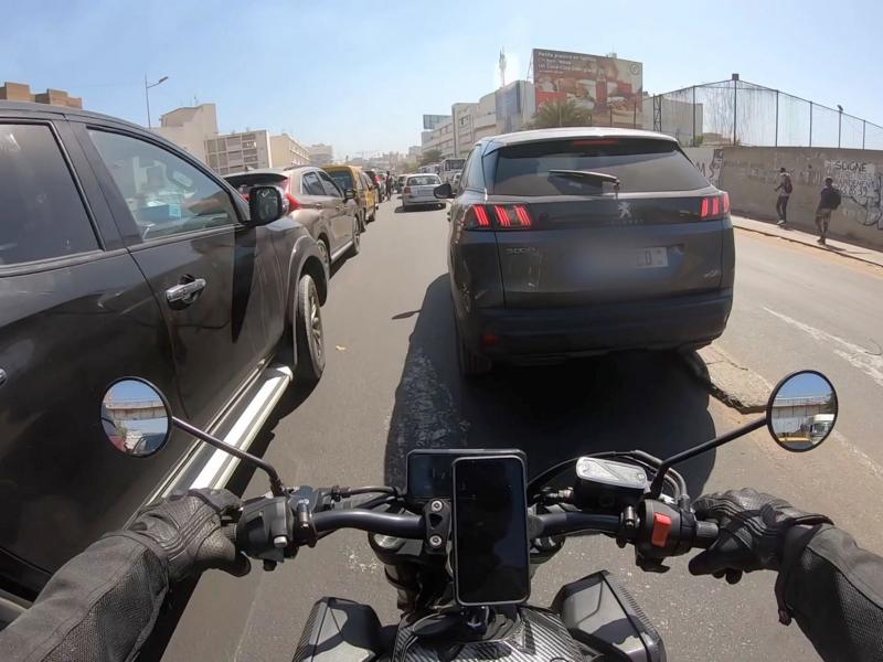 (Vidéo) A la découverte de « motard anonyme », ce justicier masqué qui sillonne les routes de Dakar !