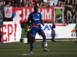 Nasser Djiga, défenseur burkinabé, signe définitivement avec l’Étoile Rouge de Belgrade après une saison réussie