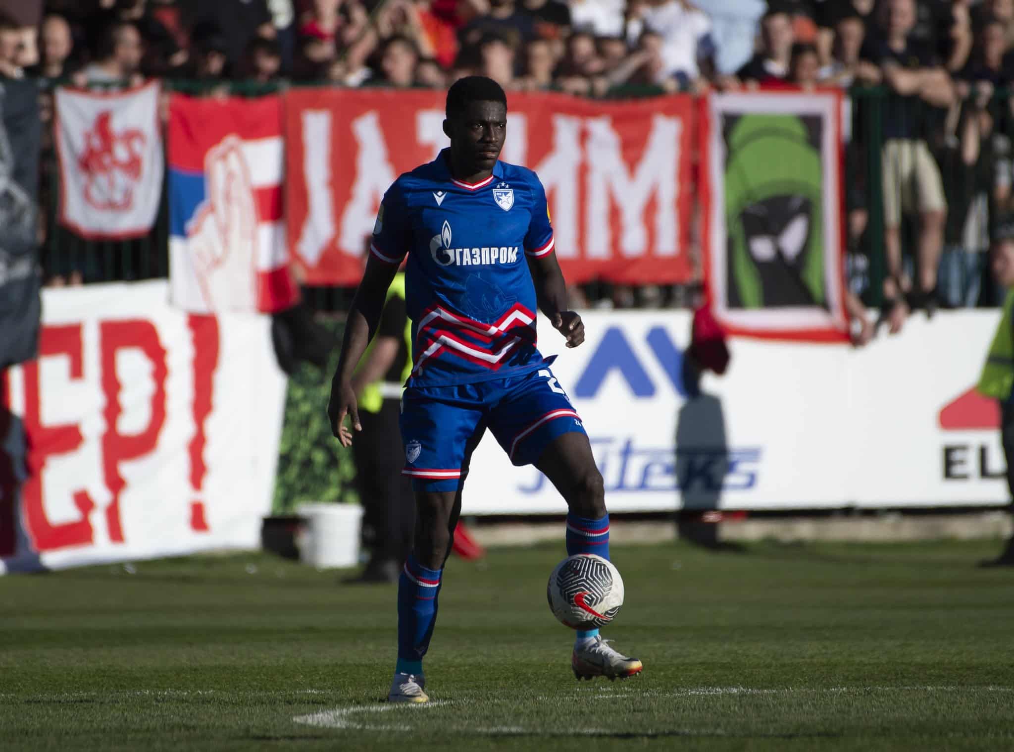 Nasser Djiga, défenseur burkinabé, signe définitivement avec l’Étoile Rouge de Belgrade après une saison réussie