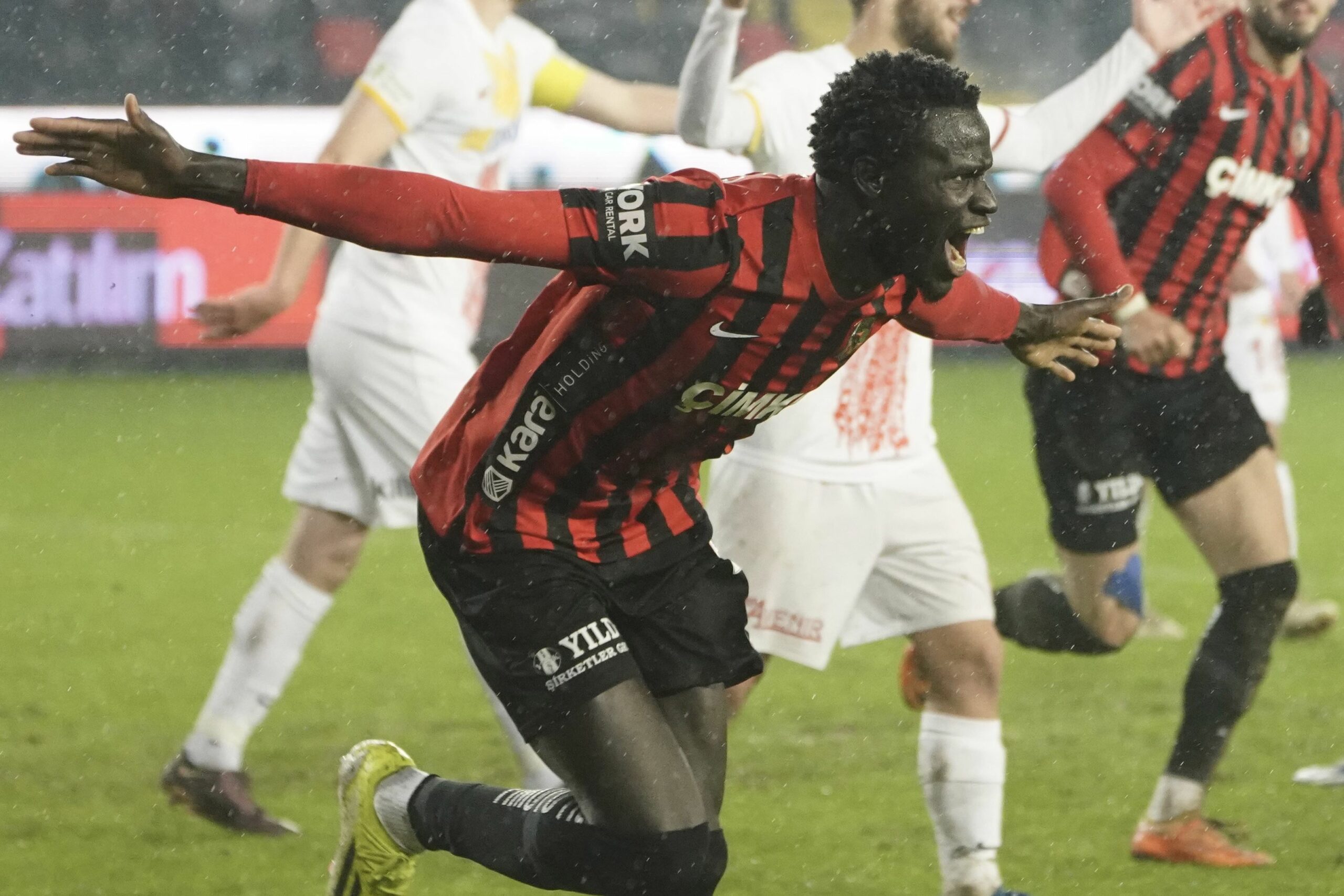 Vidéo: Aliou Badji marque enfin pour Gaziantep contre Adana Demirspor, aidant à éviter la relégation