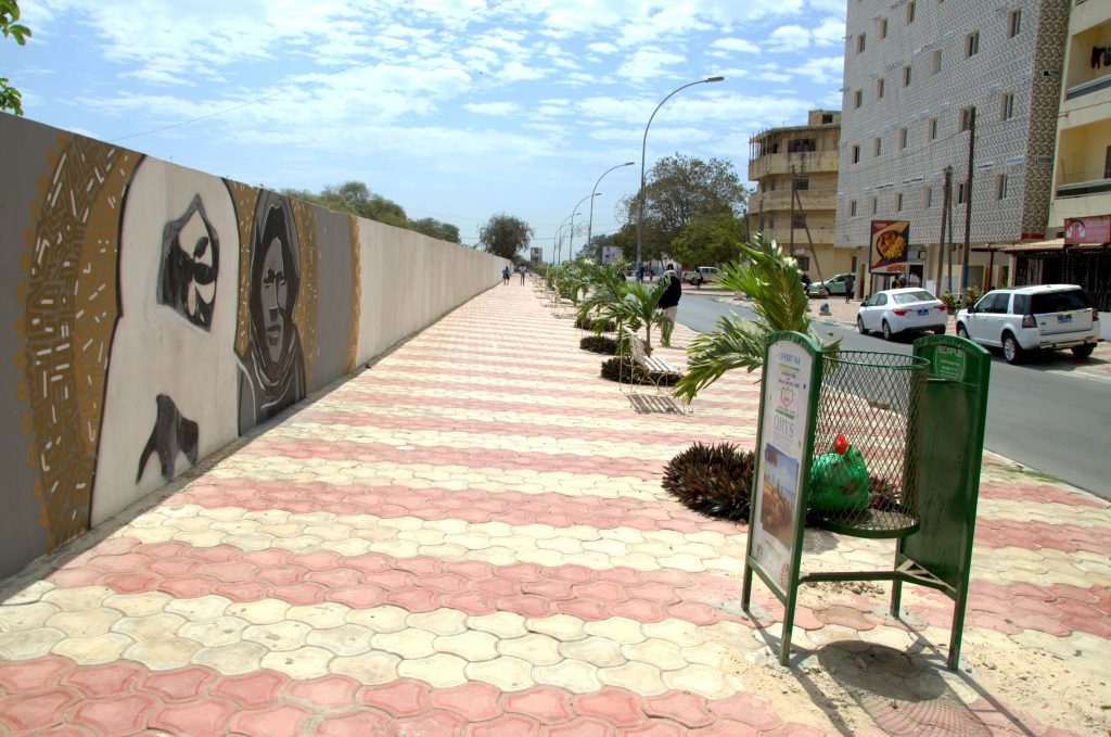 Vidéo: Pavage des rues à Dakar, une initiative populaire aux conséquences environnementales mixtes