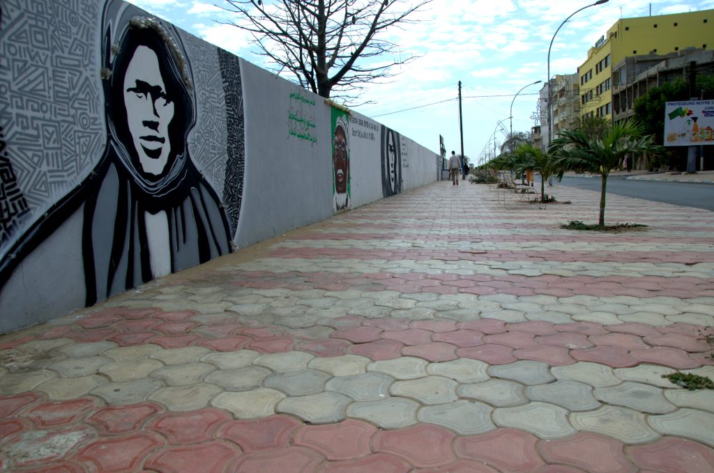 Vidéo: Pavage des rues à Dakar, une initiative populaire aux conséquences environnementales mixtes