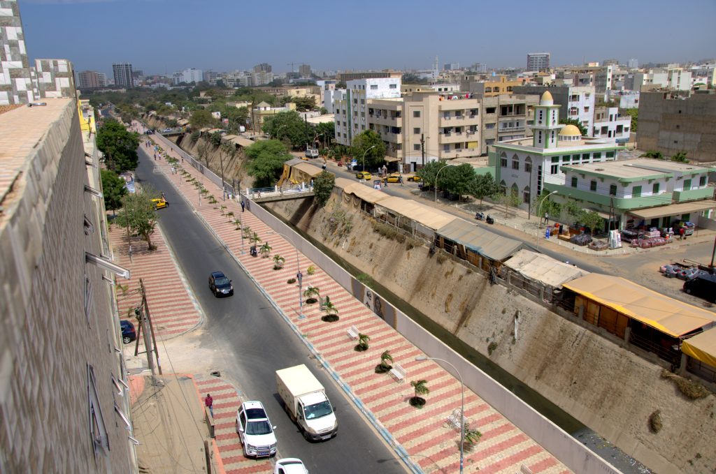 Vidéo: Pavage des rues à Dakar, une initiative populaire aux conséquences environnementales mixtes
