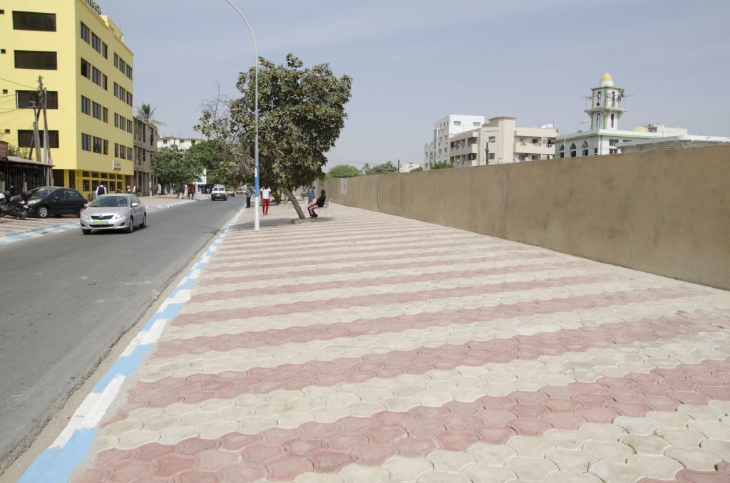 Vidéo: Pavage des rues à Dakar, une initiative populaire aux conséquences environnementales mixtes