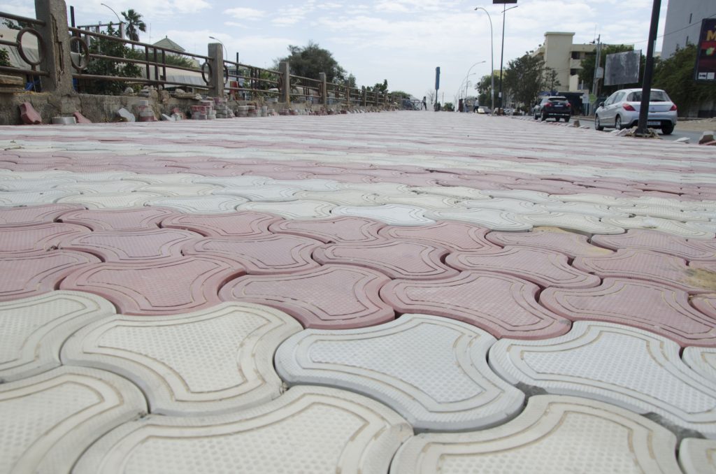 Vidéo: Pavage des rues à Dakar, une initiative populaire aux conséquences environnementales mixtes